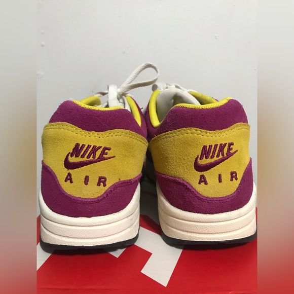 Nike Air max 1 premium color code 500. Size 8.5. They are in great condition. - Picture 3 of 6